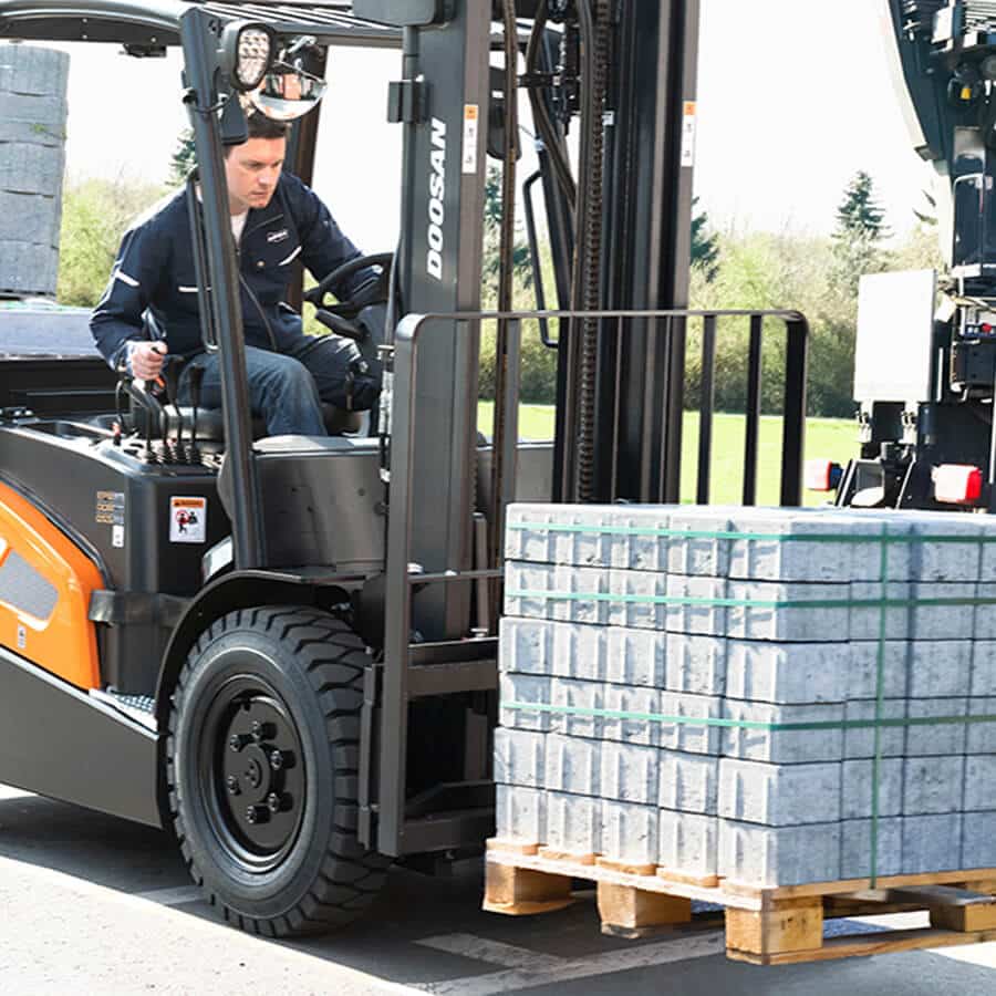 Doosan 9 Series Pallette Loading - KS Lift Trucks