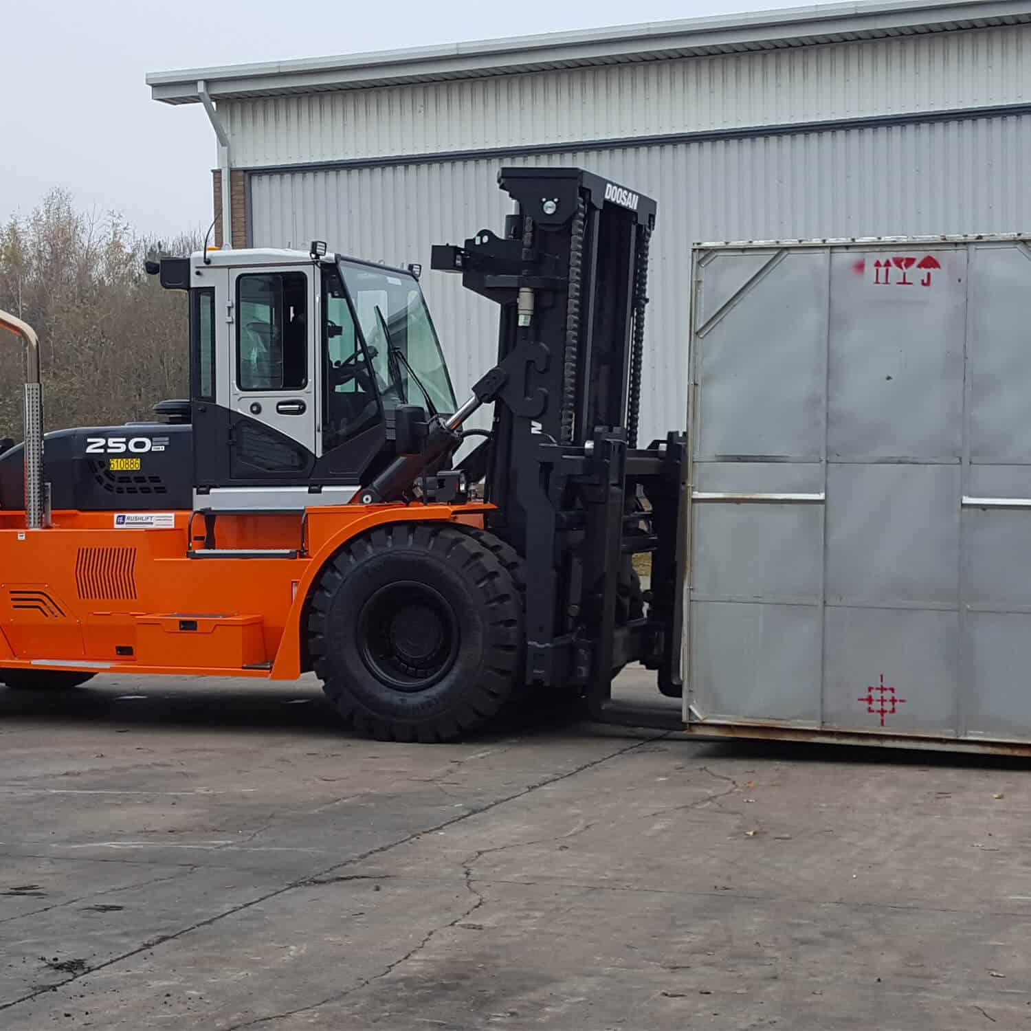 25 tonne Doosan Foklift Truck - Side View