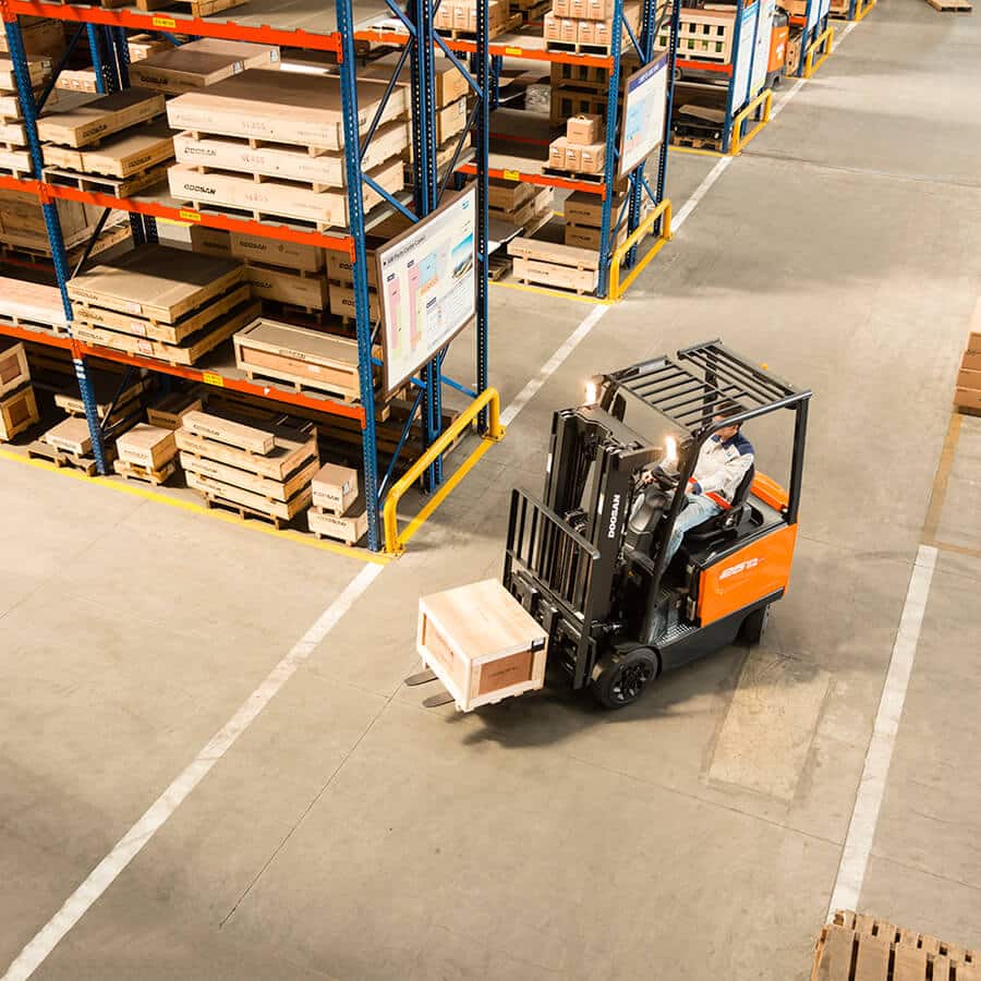 2.2 – 3.5 Tonne Electric Forklift Trucks warehouse