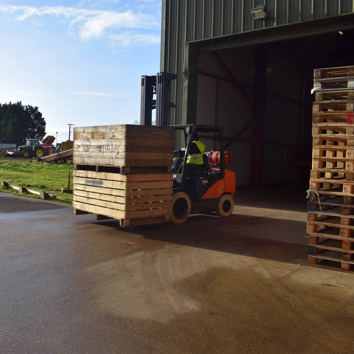 7-Series 2 – 3.5 Tonne LPG Forklift Trucks lifting pallets