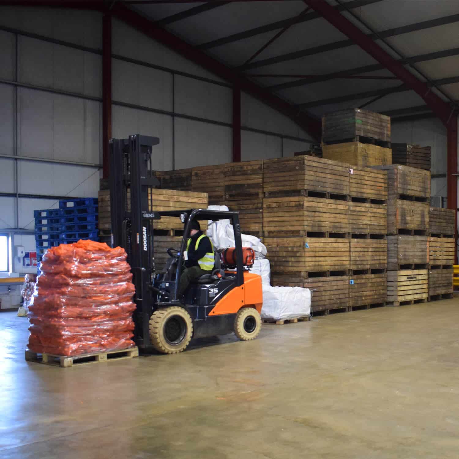 7-Series 2 – 3.5 Tonne LPG Forklift Trucks warehouse