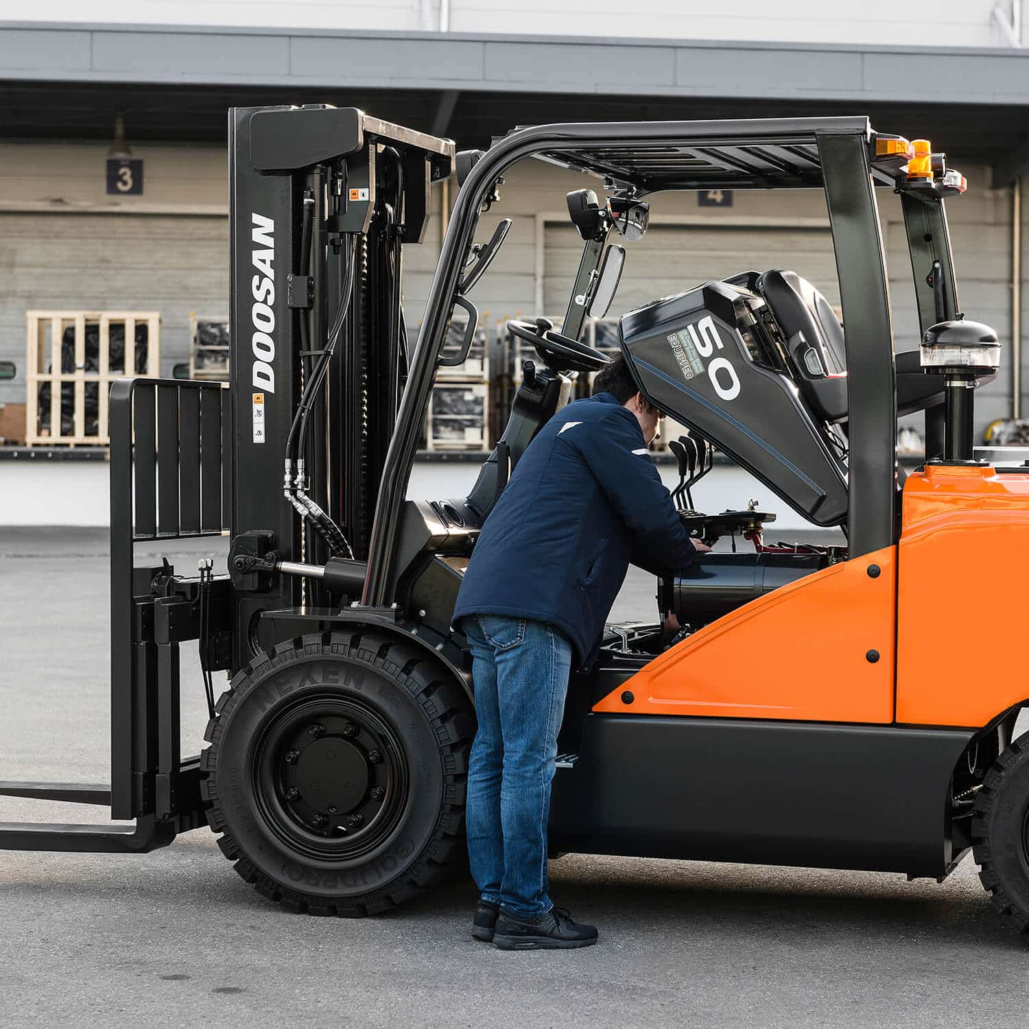 operating 7-Series 3.5 – 5.5 Tonne LPG Forklift Trucks