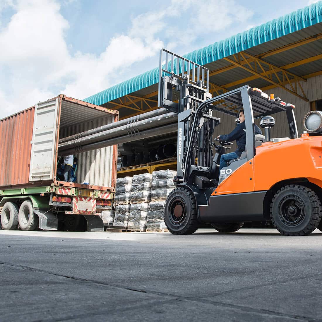 7-Series 3.5 – 5.5 Tonne LPG Forklift Trucks lifting into truck