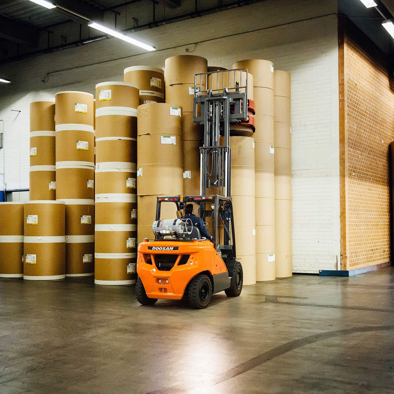 7-Series 3.5 – 5.5 Tonne LPG Forklift Trucks lifting