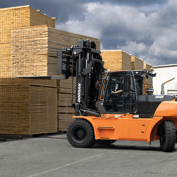 D160S-9 lifting pallets to stack