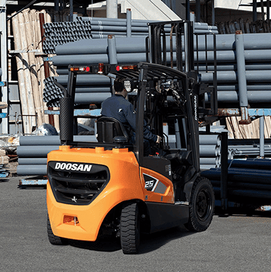 Doosan 9-Series 2 – 3.5 working in yard