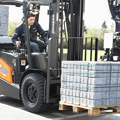 Doosan 9-Series 2 – 3.5 moving pallets